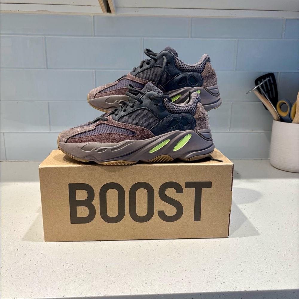 YEEZY 700 MAUVE US SZ 7 - Picture 2 of 7